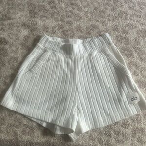 Alo Yoga Ribbed Take Comfort Shorts in Cream - Size Small - Lightly Worn